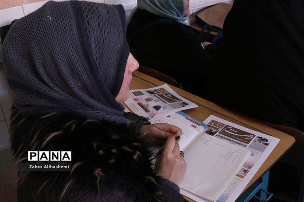 نمایشگاه صنایع دستی و دست آورده‌های سواد آموزان شهر تهران