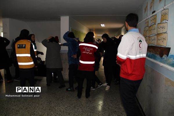 مانور زلزله در مدرسه دخترانه آیت الله صدر ناحیه یک ری