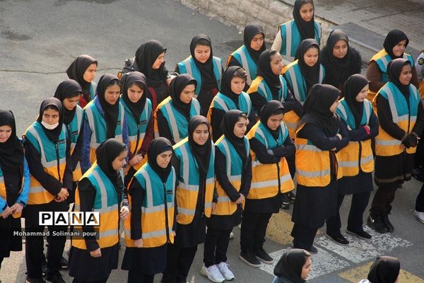 مانور زلزله در مدرسه دخترانه آیت الله صدر ناحیه یک ری