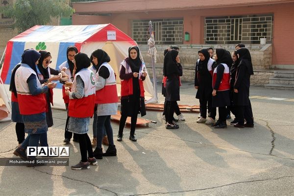 مانور زلزله در مدرسه دخترانه آیت الله صدر ناحیه یک ری