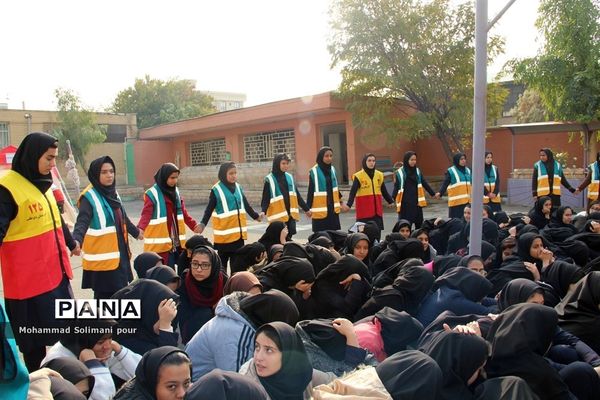 مانور زلزله در مدرسه دخترانه آیت الله صدر ناحیه یک ری