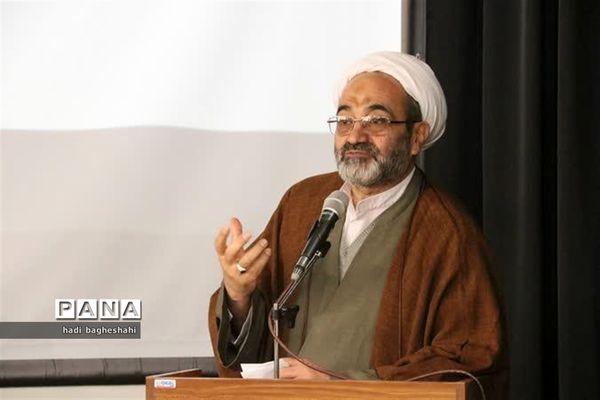 نشست مشترک معاون وزیر با معلمان دریزد