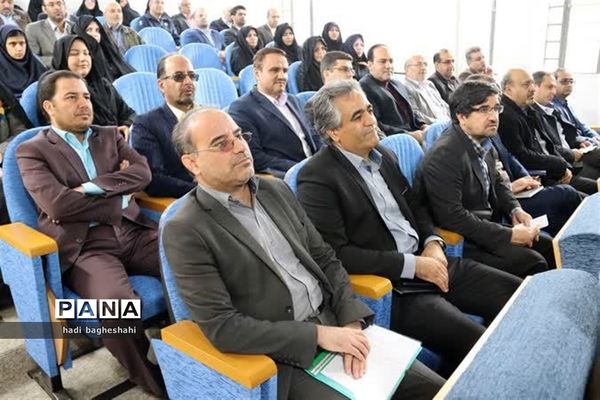 نشست مشترک معاون وزیر با معلمان دریزد