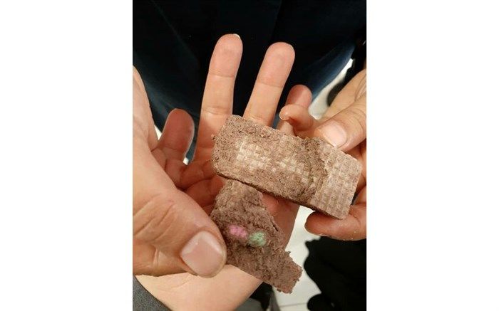 تکذیب بخشنامه آموزش و پرورش به مدارس به دلیل وجود قرص در کیک‌ها