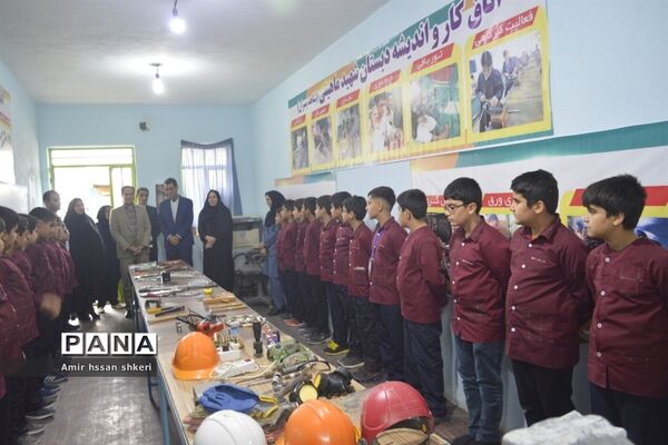 بازدید مسئولان آموزش و پرورش از دبستان شهید ماهینی بوشهر