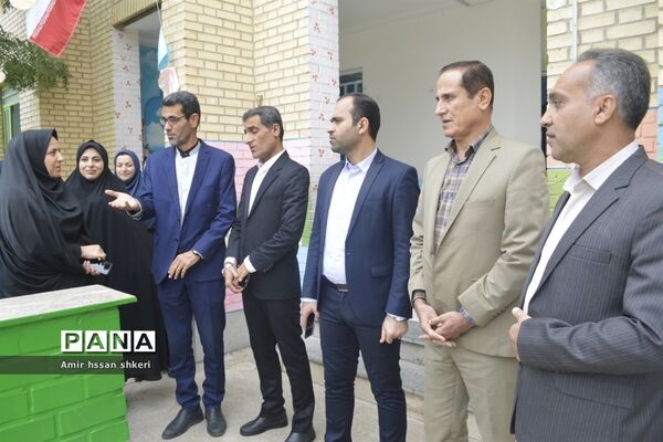 بازدید مسئولان آموزش و پرورش از دبستان شهید ماهینی بوشهر