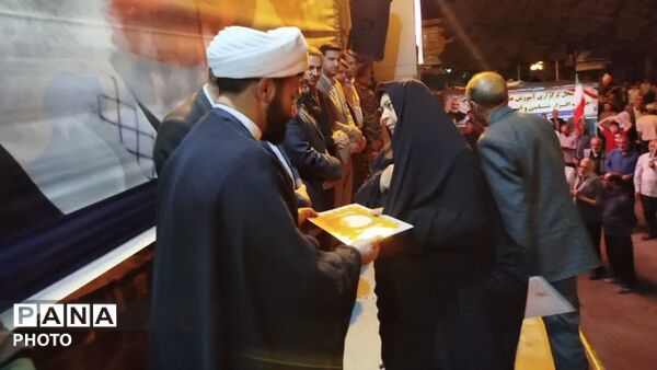 موج ۱۷۲ اجتماع شبانه مردم دلفان با تجلیل از ۲۲ خانواده آزاده