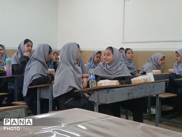 آغاز سال تحصیلی در دبیرستان پونه رونقی منطقه ۱۵