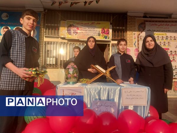 اهدای هدیه به معلمان به‌مناسبت میلاد حضرت علی (ع) و روز پدر در دبستان هیات امنایی فرهنگ