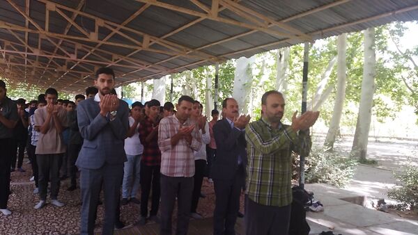 اولین نماز جماعت پایه دهمی ها همراه با کادر دبیرستان شاهد ابوذر غفاری 