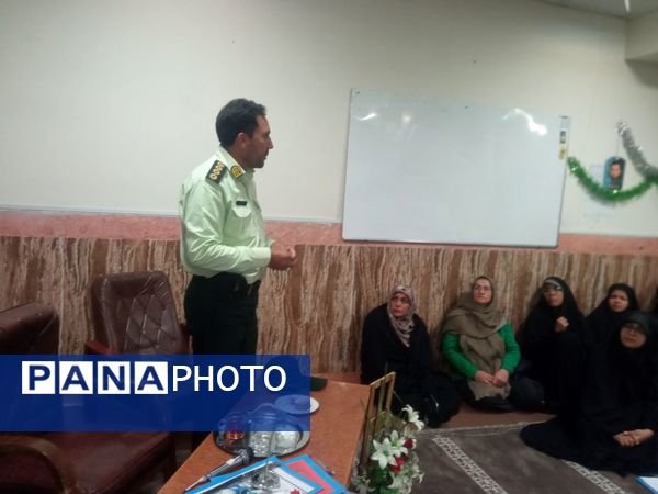 جلسه اولیا و مربیان در دبیرستان گلشن آزادی