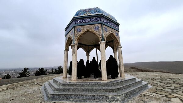 غبارروبی و عطر افشانی مزار شهدای گمنام شهر کهک 