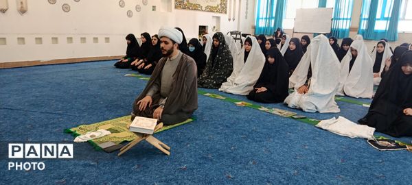 برپایی نماز جماعت با حضور پرشور دانش‌آموزان دبیرستان تیمسار فلاحی ناحیه 1 کرج 