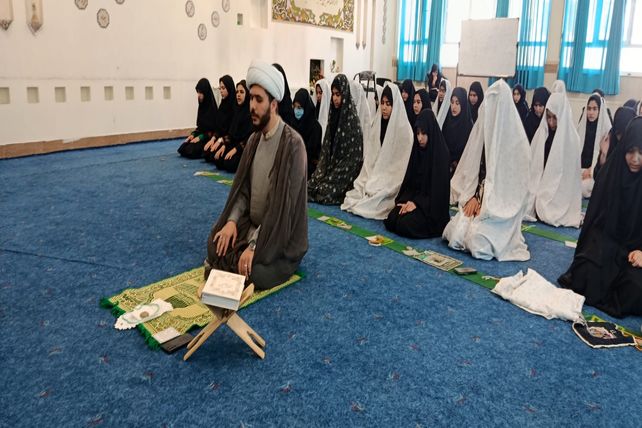 برپایی نماز جماعت با حضور پرشور دانش‌آموزان دبیرستان تیمسار فلاحی ناحیه 1 کرج 