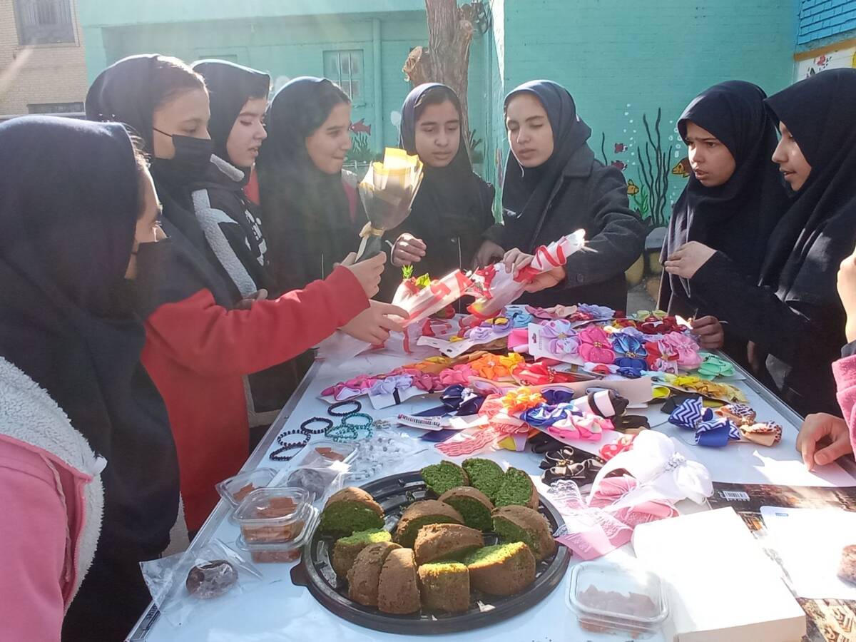 برپایی بازارچه‌ دانش‌آموزی در دبیرستان دلیری مشهد