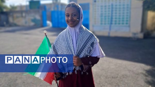 جشن باشکوه دهه فجر و پاسداشت پرچم جمهوری اسلامی در دبستان استقلال حاجی‌آباد