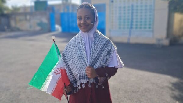 جشن باشکوه دهه فجر و پاسداشت پرچم جمهوری اسلامی در دبستان استقلال حاجی‌آباد