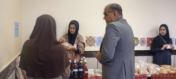 بازدید معاون آموزشی آموزش و پرورش خلیل آباد از بازارچه کار آفرینی جوانه های انقلاب