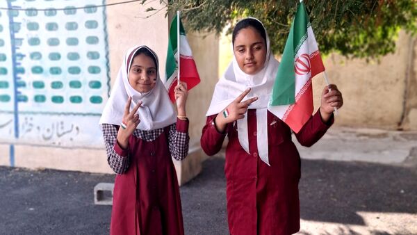 جشن باشکوه دهه فجر و پاسداشت پرچم جمهوری اسلامی در دبستان استقلال حاجی‌آباد