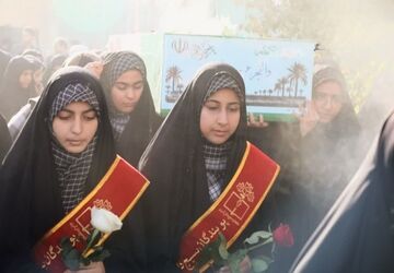 استقبال دانش‌آموزان دبیرستان رضوانی اشکذر از شهید گمنام