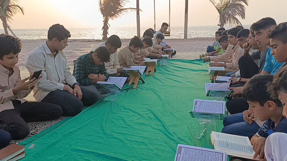 محفل نورانی انس با قرآن در کنار آب‌های نیلگون خلیج‌‌‌فارس 