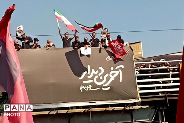 خروش نوجوانان در بدرقه رهبر شهید