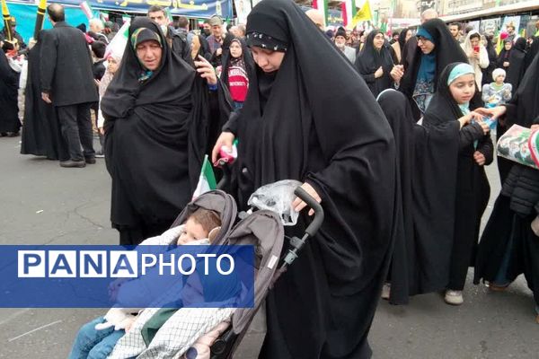 حضور اقشار مختلف مردم شهرری در راهپیمایی ۲۲ بهمن