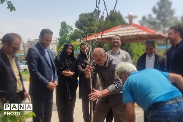 کاشت نهال امید به یاد رهبر شهید و دانش‌آموزان مدرسه شجره طیبه در رباط‌کریم 