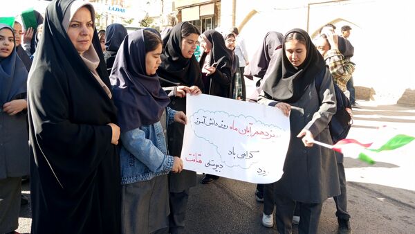 حضور پرشور دانش آموزان اراکی در یوم الله 13 آبان 