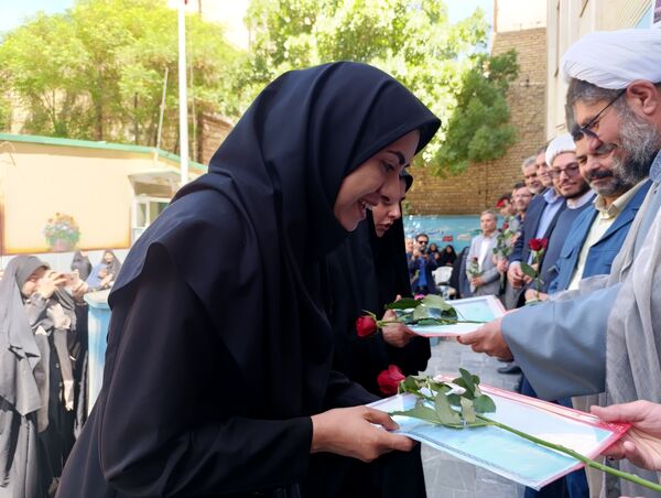 نواختن زنگ سپاس معلم در دبیرستان و دبستان میرزا جعفر سروقد