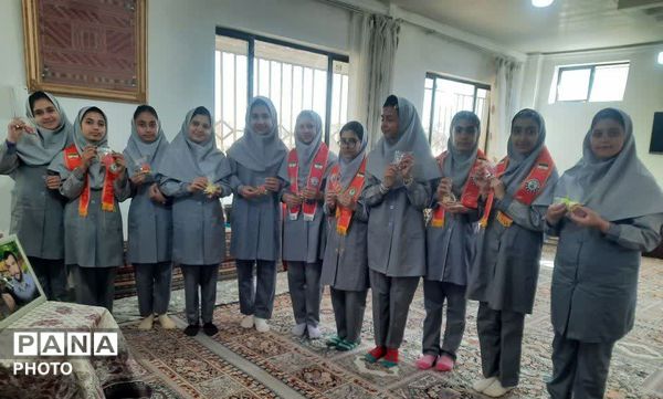 دیدار دانش آموزان پبشتاز آموزشگاه الله وردی ارجمند شهر لایین  با خانواده شهدا