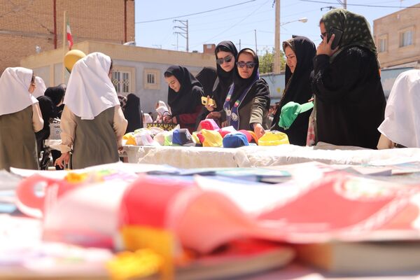 برپایی بازارچه تمام تشکلاتی در دبستان شهید ناصری