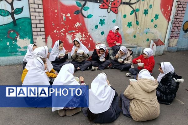 کودکان غرفه‌داران جشن میلاد موعود