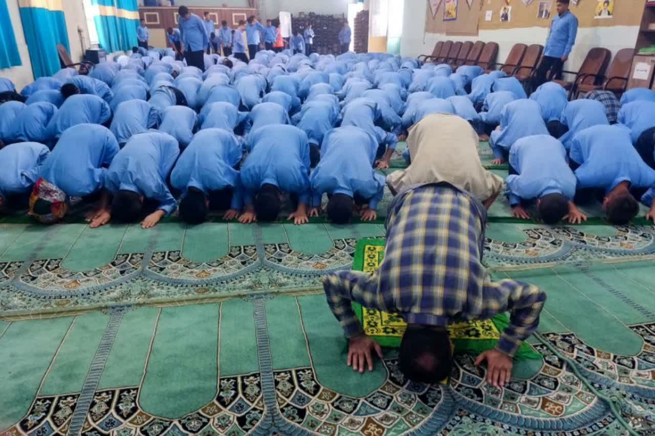 اولین نمازجماعت مدرسه امین بکایی ناحیه ۴شیراز 