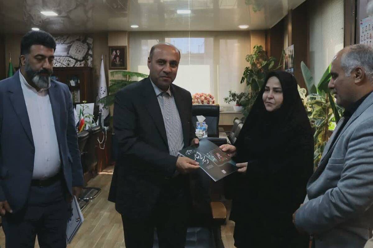 دیدار با خانواده های شهدا، وظیفه اصلی تمامی ادارات و مسئولان است