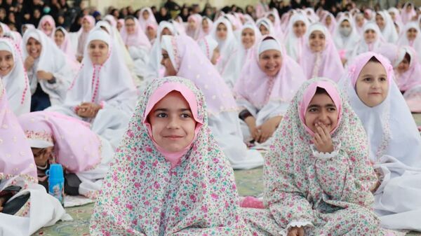  جشن عبادت ۱۵۰۰ دانش‌آموز دختر میبدی در هفته گرامیداشت امور تربیتی و تربیت اسلامی