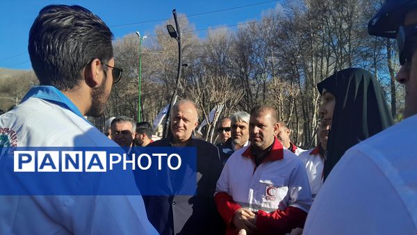 بازدید دبیرکل جمعیت هلال احمر کشور از غرفه‌های خدمت‌رسانی شهر کرج در نوروز 
