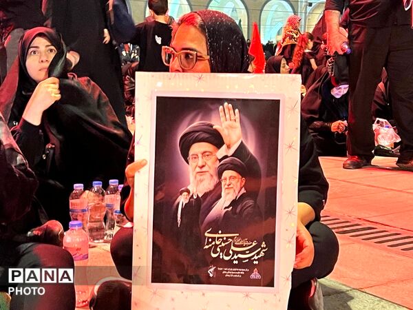 وداع حماسی مردم با شهدای وطن در مصلای تهران