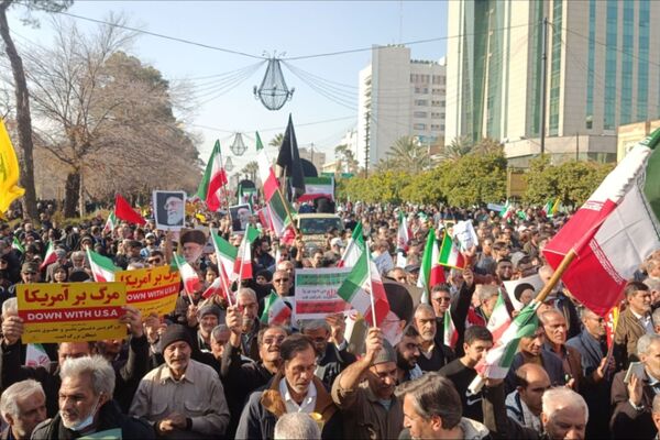 مشت محکم مردم غیور شیراز در دهان اغتشاشگران 