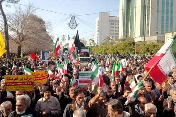 مشت محکم مردم غیور شیراز در دهان اغتشاشگران 