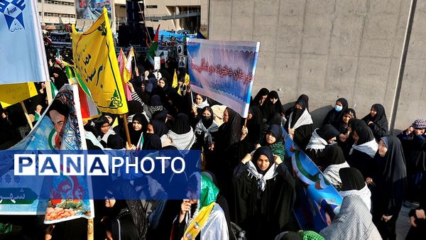 دانش‌آموزان پرچمداران استکبارستیزی در ۱۳ آبان