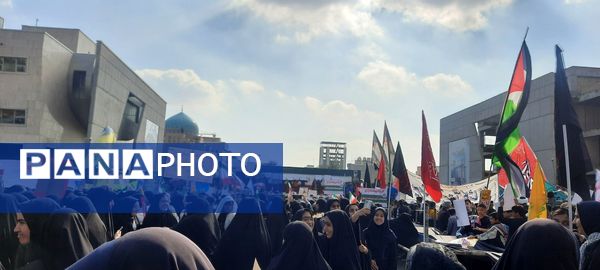 حضور دانش آموزان دبیرستان مهشید مصلی نژاد در راهپیمایی روز دانش آموز 