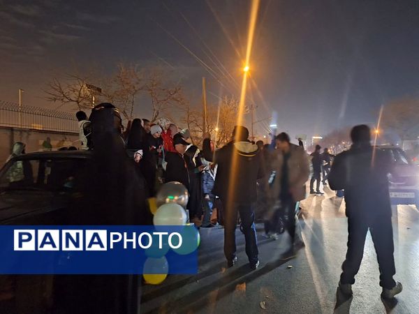 شادی مردم در کوچه وخیابان‌های مشهد در شب نیمه شعبان