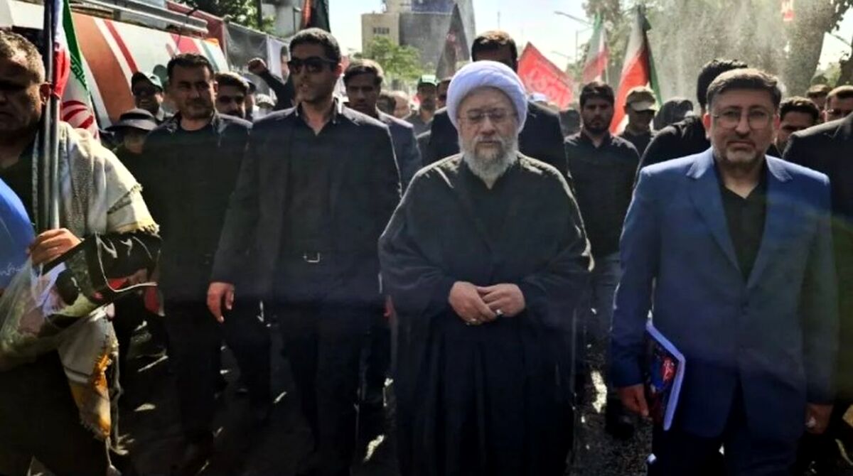 حضور آیت الله آملی لاریجانی در مراسم تشییع پیکر مطهر رهبر شهید