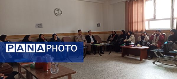 دیدار مدیریت آموزش و پرورش شهریار با دانش‌آموزان مدرسه توحید به مناسبت هفته پژوهش