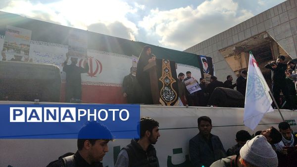 دانش آموزان شاهد تکتم ناحیه۳ ،پرچمداران راهپیمایی ۱۳ آبان