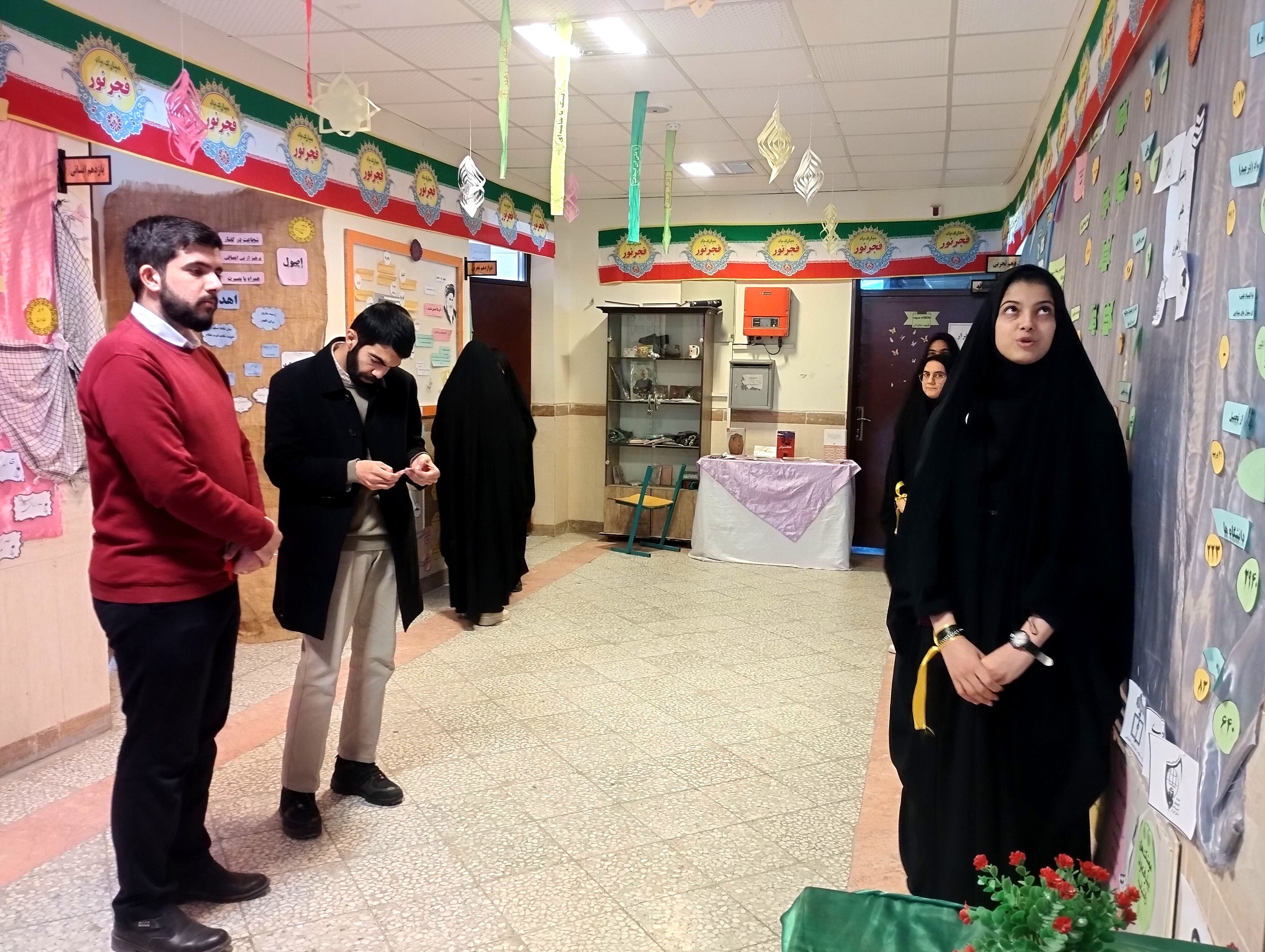 برپایی نمایشگاه مدرسه انقلاب در دبیرستان پروین اعتصامی حاجی‌آباد