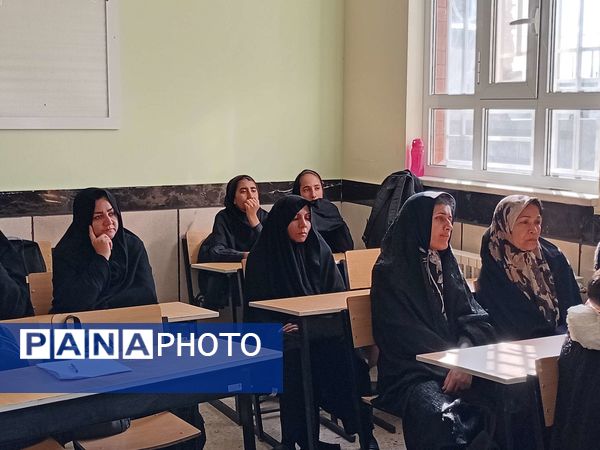 نخستین جلسه هدایت تحصیلی ویژه پایه نهم در دبیرستان مادرمهربان خلیل آباد