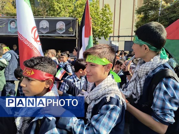 تجمع اعتراض‌آمیز دانش‌آموزان مدارس مختلف آموزش و پرورش منطقه ۴ تهران