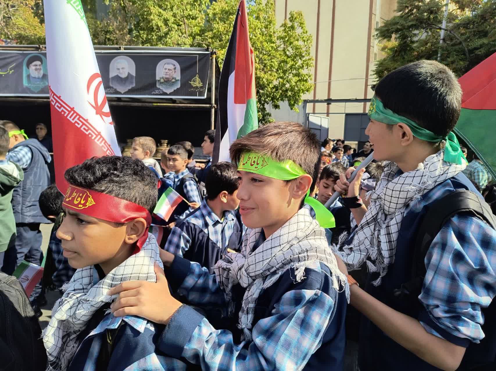 تجمع اعتراض‌آمیز دانش‌آموزان مدارس مختلف آموزش و پرورش منطقه ۴ تهران